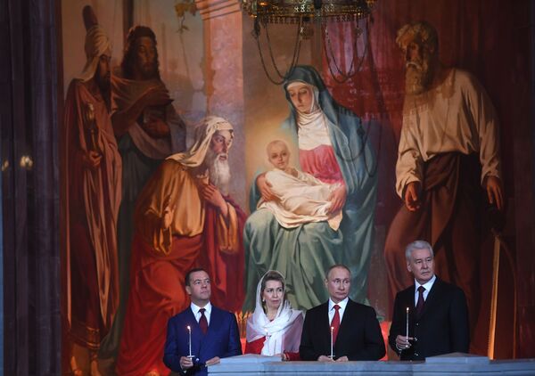 ولادیمیر پوتین رئیس جهور روسیه و دیمیتری مدودف نخست وزیر به همراه همسرش در مراسم عید پاک در کلیسای مسیح منجی مسکو - اسپوتنیک ایران  