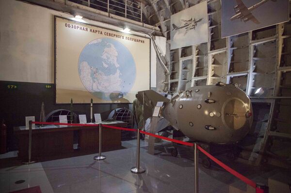 مرکز هدایت جنگ و ماکت اولین بمب اتمی شوروی - اسپوتنیک ایران  