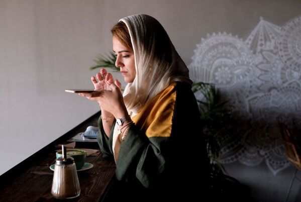 امیره الترکستانی، استاد گرافیک در کالج بین المللی جده در کافه مورد علاقه اش، عربستان ،اکتبر 2017 - اسپوتنیک ایران  