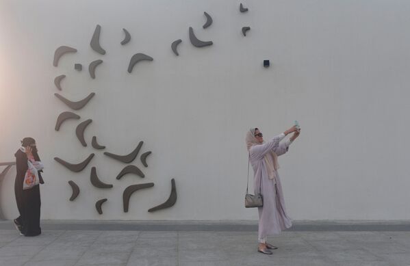 امیره الترکستانی، استاد گرافیک در کالج بین المللی جده در حال سلفی گرفتن ،عربستان، ژانویه 2018 - اسپوتنیک ایران  