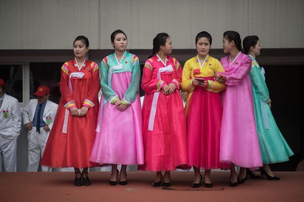دختران کره شمالی با لباس های سنتی در مارتن سالانه پیونگ یانگ - اسپوتنیک ایران  