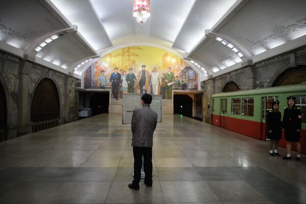در مترو پیونگ یانگ کره شمالی - اسپوتنیک ایران  