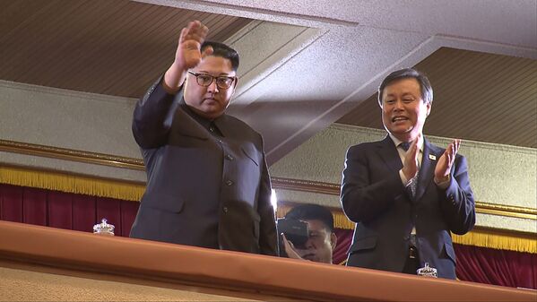 رهبر کره شمالی کیم جونگ اون در مراسم کنسرت گروه کره جنوبی در پیونگ یانگ - اسپوتنیک ایران  