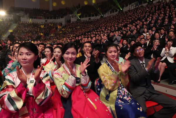 مردم کره شمالی در کنسرت گروه پاپ در پیونگ یانگ - اسپوتنیک ایران  