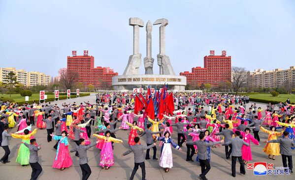 دانشجویان در میدان مرکزی به مناسبت یادبود انتخاب کیم جونگ ایل در میدان مرکزی می رقصند - اسپوتنیک ایران  