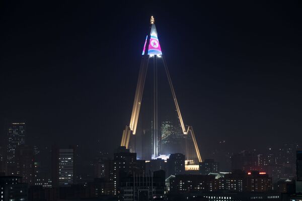 پرچم کره شمالی برفراز هتلRyugyong در پیونگ یانگ - اسپوتنیک ایران  