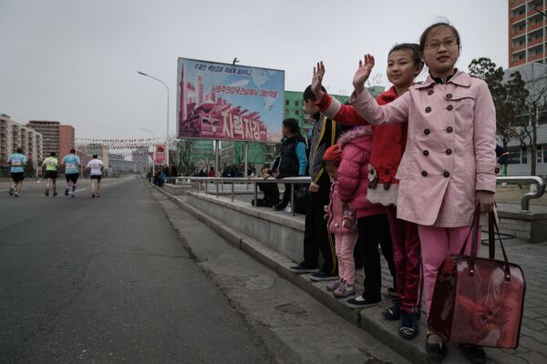 کودکان مشغول تماشای ماراتن سالانه در پیونگ یانگ کره شمالی - اسپوتنیک ایران  