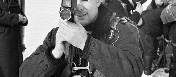 یوری گاگارین در حال طی مراحل آماده سازی برای سفر به فضا - اسپوتنیک ایران  