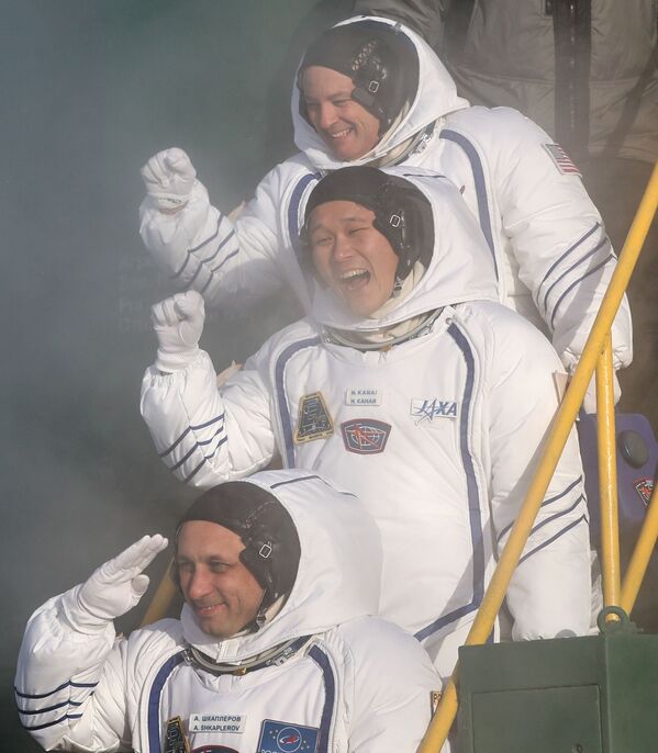 آنتون شکاپلرف فضانورد روس، نوریشیگی کانای و اسکوت تینگل پیش از شلیک موشک Soyuz-FG حامل فضاپیمای Soyuz MS-07  از پایگاه فضایی بایکونور - اسپوتنیک ایران  