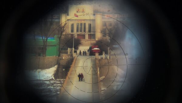 زنان از پشت دوربین از جانب چینی مرز کره شمالی و چین - اسپوتنیک ایران  