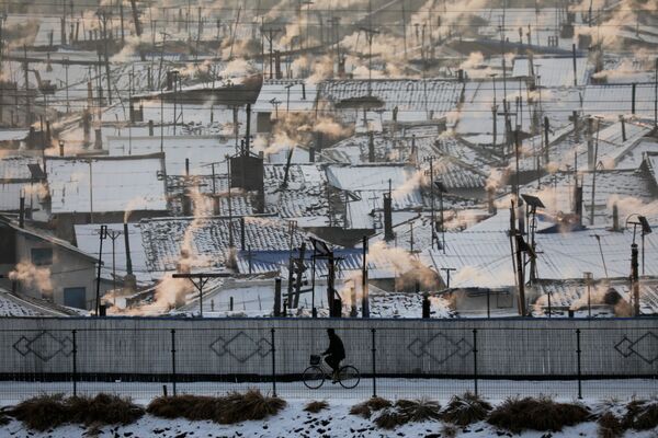 مردی سوار بر دوچرخه در خاک کره شمالی در مرز چین - اسپوتنیک ایران  