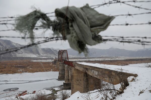 پل بسته در روی روخانه یالو در مرز چین و کره شمالی - اسپوتنیک ایران  
