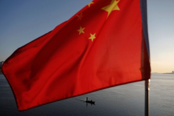 ماهیگیر کره شمالی در زیر پرچم چین در رودخانه یالو در مرز چین و کره شمالی - اسپوتنیک ایران  