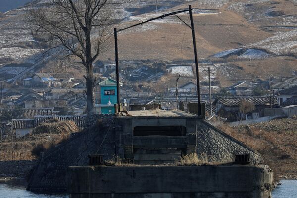 مرزبانان کره شمالی در  شهر سینوئیجو این کشور در مرز چین - اسپوتنیک ایران  