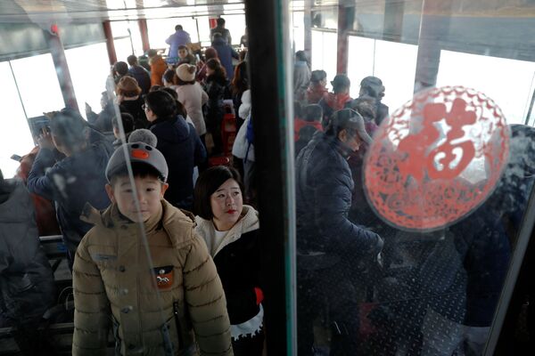 گردشگران در کشتی تفریحی که از جانب مرز چین حرکت می کند - اسپوتنیک ایران  