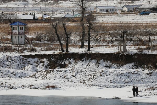 ساکنان کره شمالی در رودخانه یخ بسته یالو - اسپوتنیک ایران  