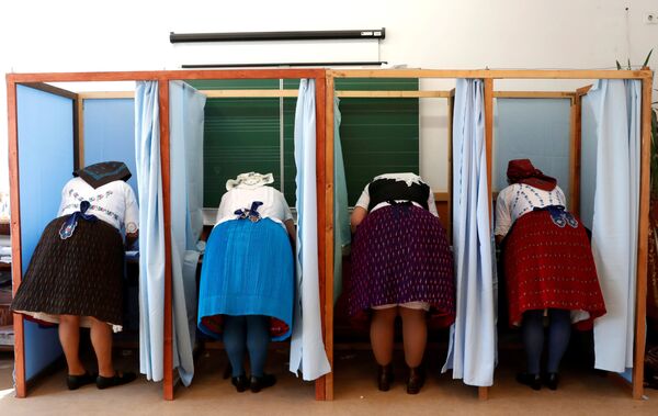 زنان مجارستانی در لباس های سنتی برگه های رای گیری را برای انتخابات پارلمان مجارستان پر می کنند - اسپوتنیک ایران  