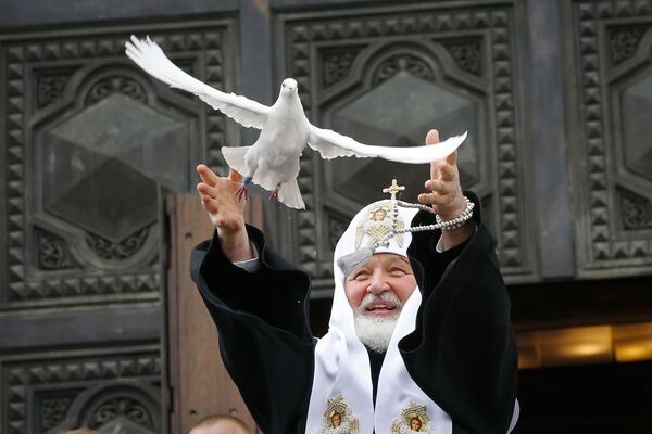اسقف اعظم مسکو و کل روسیه در حال پراندن کبوتر پس از جشن عید پاک - اسپوتنیک ایران  