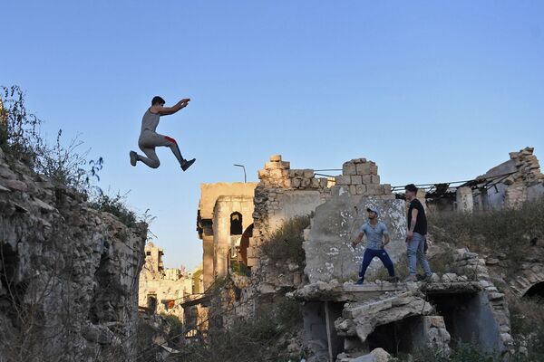 جوانان در حال ورزش در حلب سوریه - اسپوتنیک ایران  