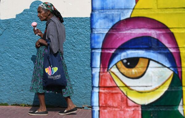 پیرزنی در حال خوردن بستی در یکی از خیابان های تگوسیگالپا  پایتخت هندوراس - اسپوتنیک ایران  
