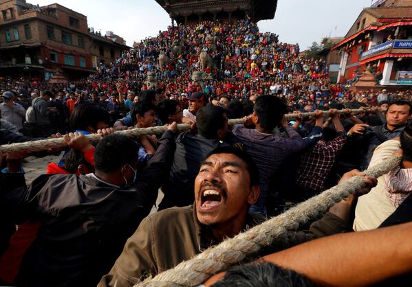 مردم نپال در حال طناب کشی در فستیوال مذهبی بیسکت در نپال - اسپوتنیک ایران  