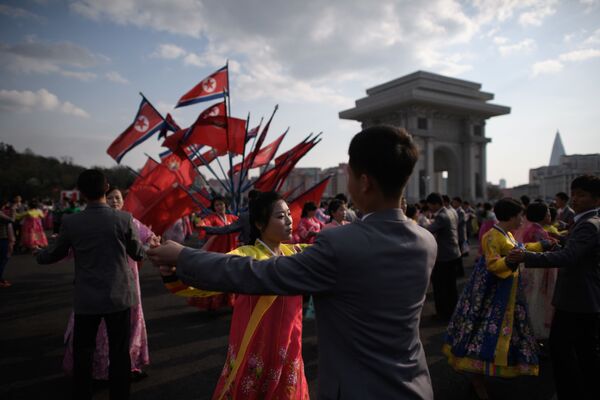 رقص همگانی در زمان جشن خورشید در پیونگ یانگ کره شمالی - اسپوتنیک ایران  