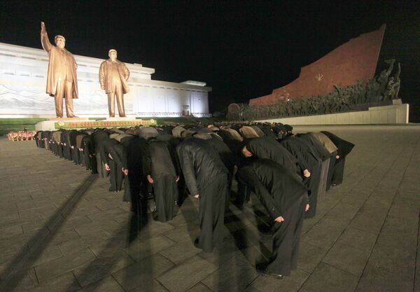مجسمه کیم ایل سونگ و کیم جونگ اون در پیونگ یانگ - اسپوتنیک ایران  
