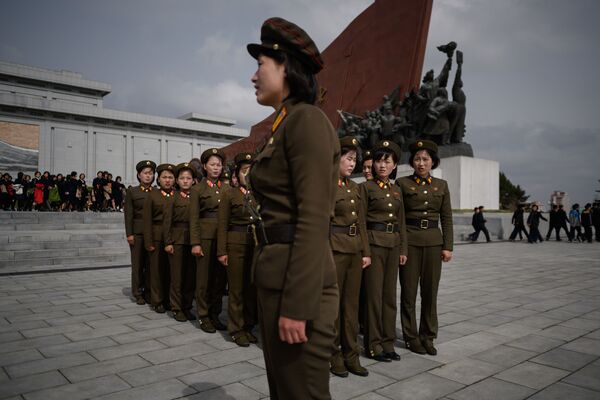 نظامیان کره شمالی در مقابل مجسمه کیم ایل سونگ و کیم جونگ اون در پیونگ یانگ - اسپوتنیک ایران  