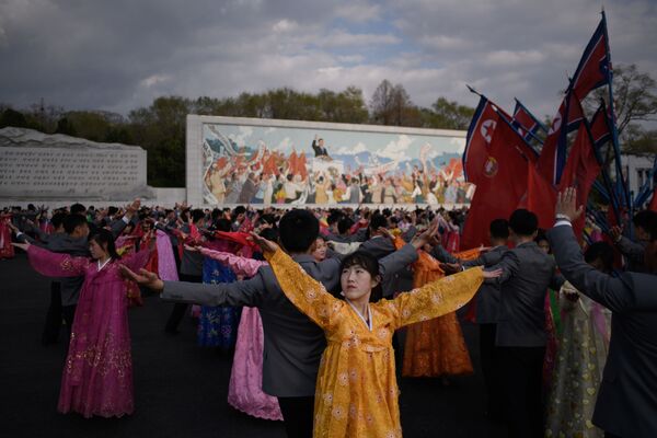 رقص همگانی در زمان جشن خورشید در پیونگ یانگ کره شمالی - اسپوتنیک ایران  