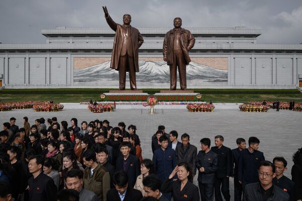 ساکنان کره شمالی در زمان جشن خورشید در پیونگ یانگ کره شمالی - اسپوتنیک ایران  