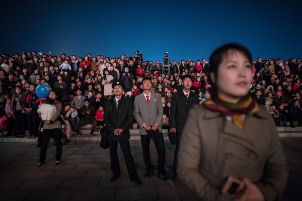 ساکنان کره شمالی در زمان جشن خورشید در پیونگ یانگ کره شمالی - اسپوتنیک ایران  