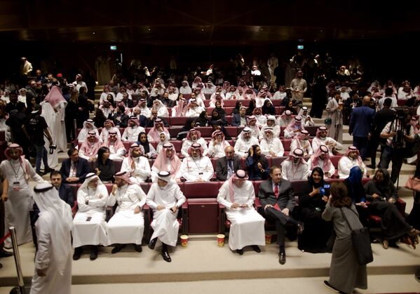 حاضرین پیش از نمایش فیلم در افتتاحیه سینما در ریاض - عربستان سعودی - اسپوتنیک ایران  