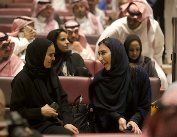 حاضرین پیش از نمایش فیلم در افتتاحیه سینما در ریاض - عربستان سعودی - اسپوتنیک ایران  