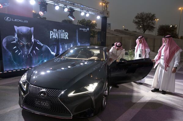 حاضرین در حال تماشای خودروی  Lexus که شبیه خودرویی است که در فیلم  Black Panther  که در مراسم افتتاحیه سینما در ریاض پخش شد - اسپوتنیک ایران  