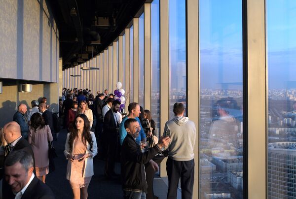 بازدید کنندگان برای دیدن مسکو از پرارتفاع ترین مکان دید اروپا در مسکو که در طبقه 89 برج وستوک فدراتسیا از مجتمع تجاری مسکو سیتی واقع شده است، جمع شده اند، - اسپوتنیک ایران  