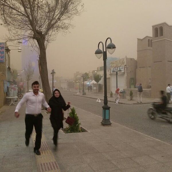 مردم هنگام طوفان شن در یزد - اسپوتنیک ایران  