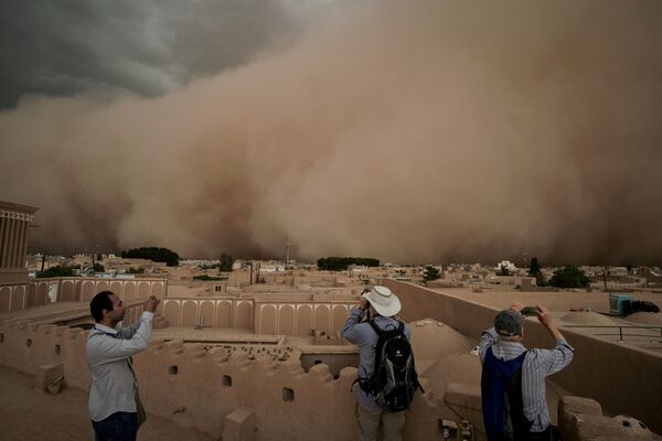 مردم از نزدیک شدن طوفان شن در یزد عکس می گیرند - اسپوتنیک ایران  
