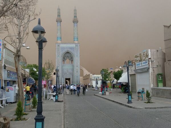 مسجد جامع یزد هنگام طوفان شن - اسپوتنیک ایران  