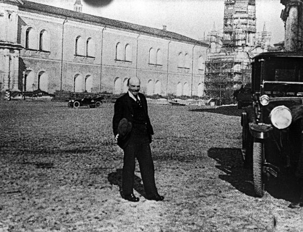 ولادیمیر لنین در حال گردش در کاخ کرملین ، سال ۱۹۱۸ - اسپوتنیک ایران  
