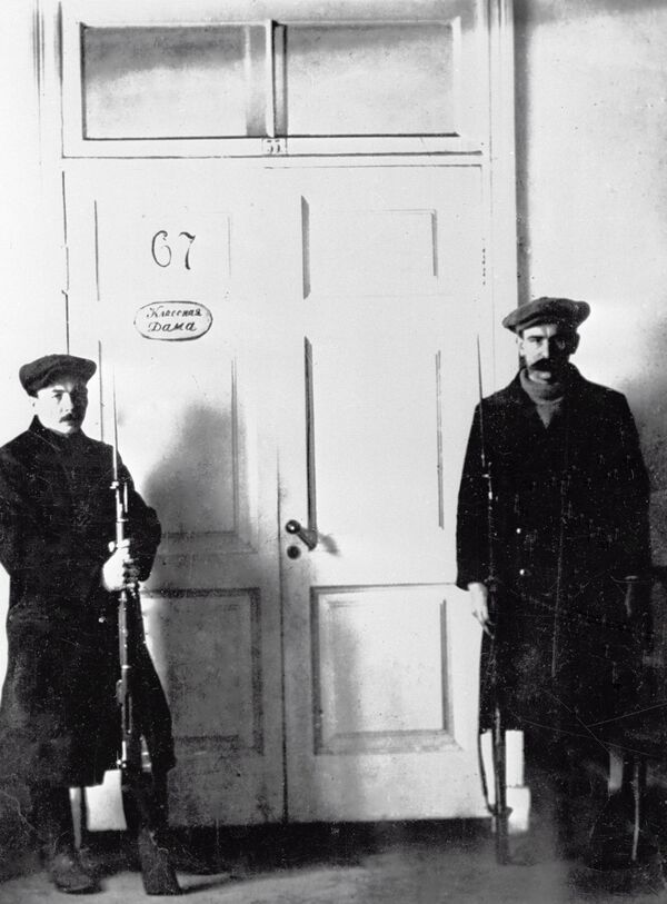 نگهبانان در حال مراقبت از اتاق لنین در پتروگراد ، سال ۱۹۱۷ - اسپوتنیک ایران  