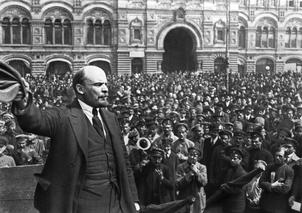 ولادیمیر لنین در حال سخنرانی در  روز جشن دومین سالگرد ارتش در میدان سرخ مسکو ، سال ۱۹۱۹ - اسپوتنیک ایران  