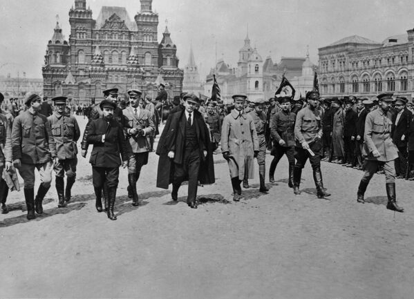 ولادیمیر لنین با گروهی از فرماندهان ارتش ، میدان سرخ مسکو ، سال ۱۹۱۹ - اسپوتنیک ایران  