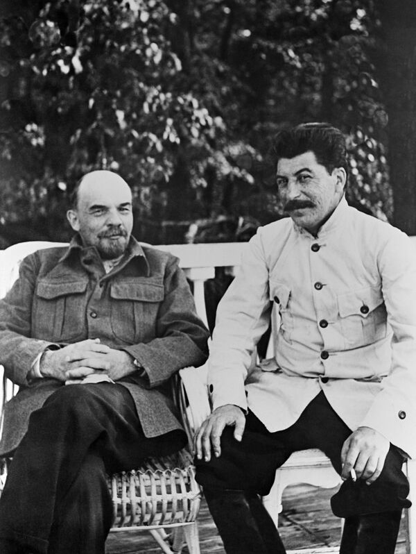 ولادیمیر لنین و ژوزف استالین در گرکاخ، سال ۱۹۲۲ - اسپوتنیک ایران  