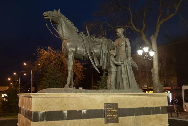 مجسمه ای از قزاق مدافع میهن در روستوف نا دونو - اسپوتنیک ایران  