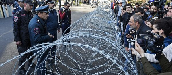 تشدید درگیریها در خیابان های ایروان تشدید درگیریها در خیابان های ایروان - اسپوتنیک ایران