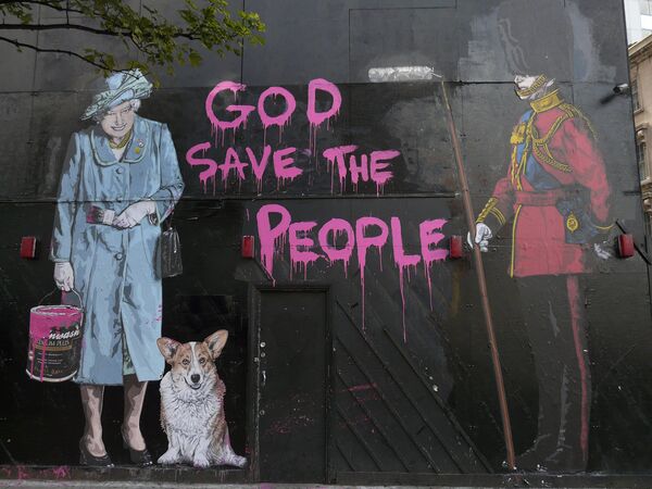 نقاشی های الیزابت دوم، ملکه انگلیس بر روی دیوارها - اسپوتنیک ایران  