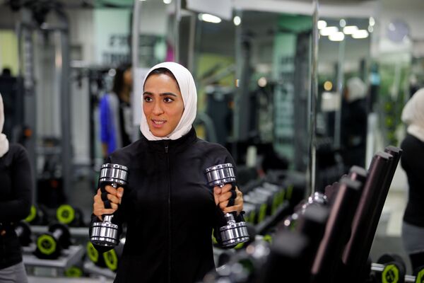 زن سعودی در سالن ورزشی در القطیف عربستان سعودی - اسپوتنیک ایران  