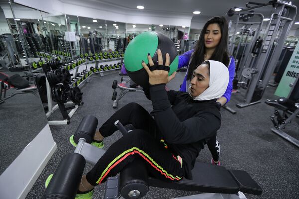 زنان سعودی در سالن ورزشی در القطیف عربستان سعودی - اسپوتنیک ایران  