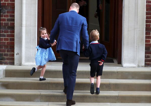 شاهزاده ویلیام با دو فرزندش هنگام ورود به زایشگاه لندن - اسپوتنیک ایران  