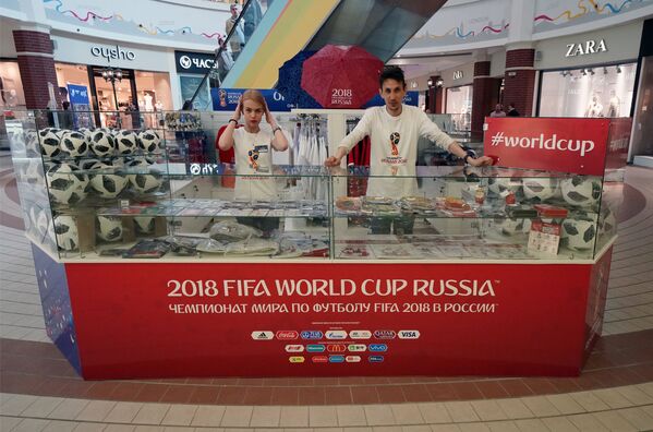 مغازه رسمی وسایل ویژه بازیهای جام جهانی 2018 در کالینینگراد روسیه - اسپوتنیک ایران  
